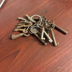 Lot of 16 Vintage Skeleton Keys - Used